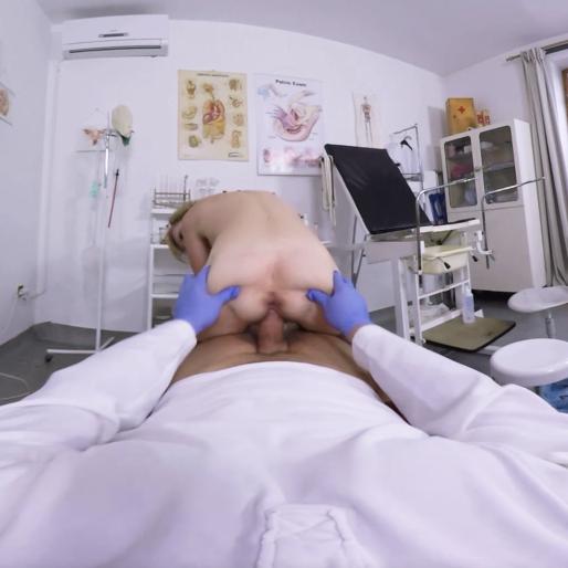 Blonde mature screwed by her doctor VR Porn Video