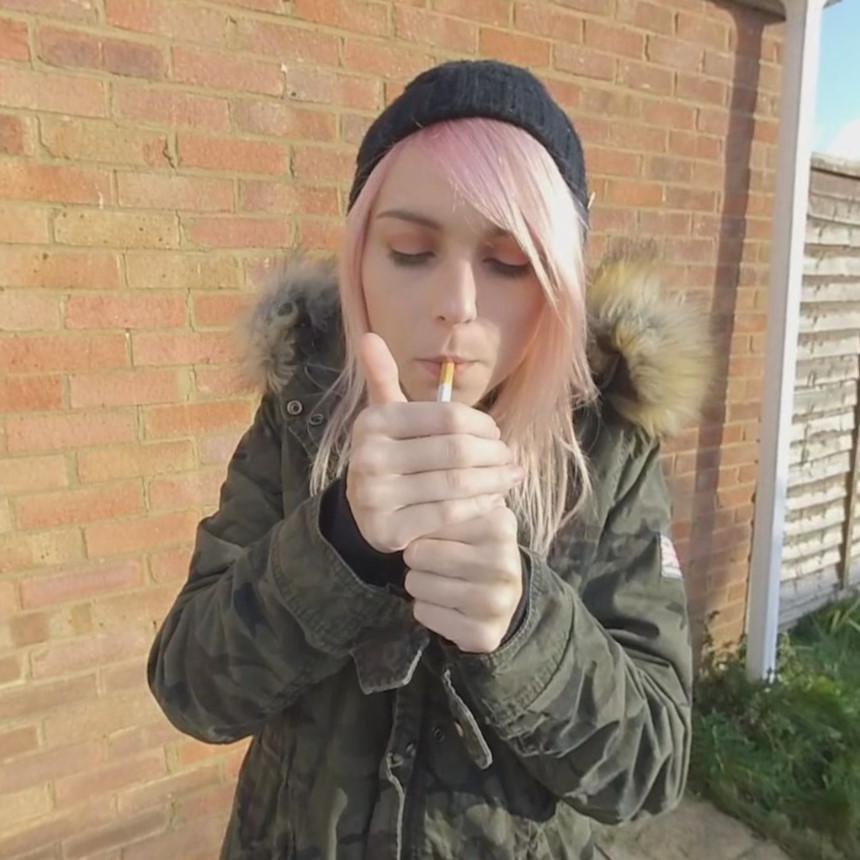 Chloe Toy smokes for you