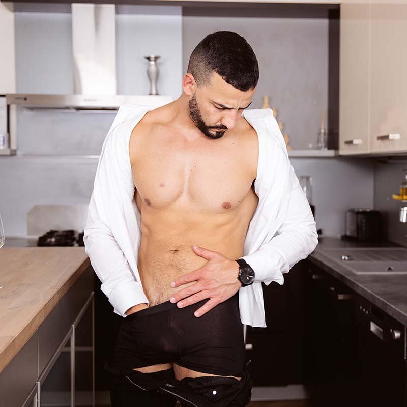 Special man in the kitchen VR Porn Video